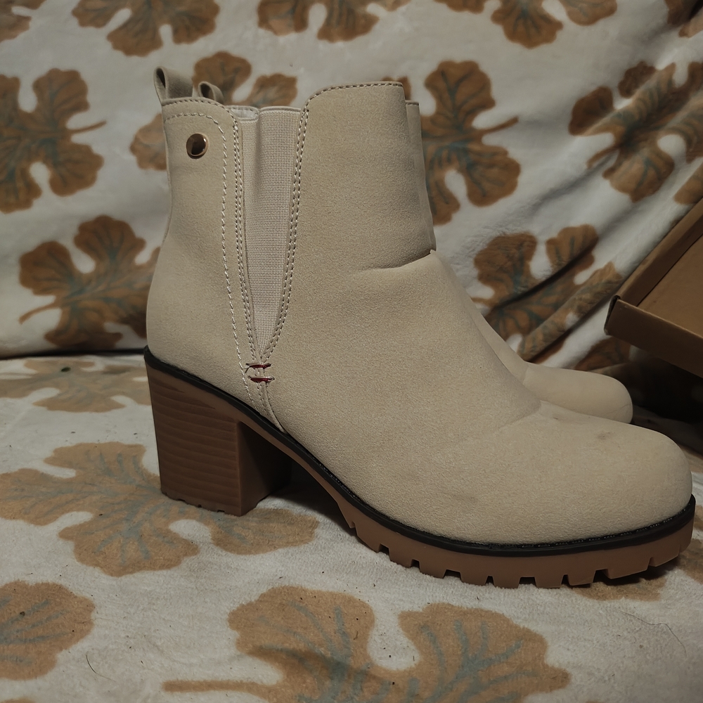 Amazon Essentials Beige Heeled Boots